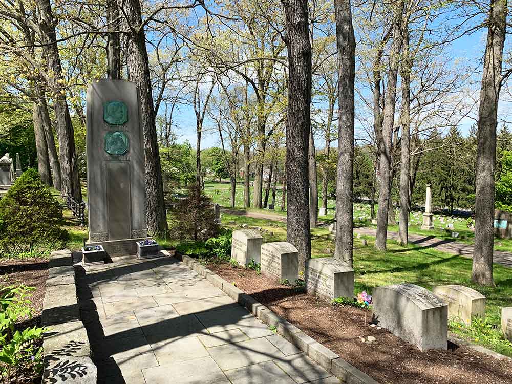 Mộ gia đình Mark Twain, Nghĩa trang Woodlawn