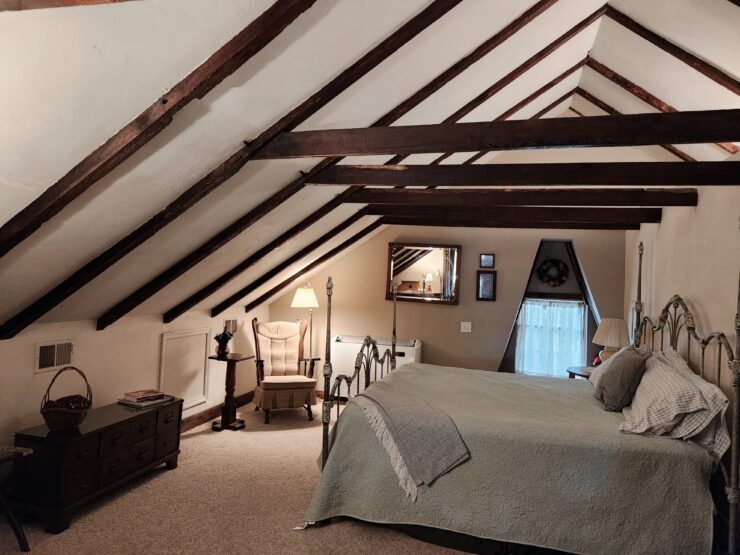 The attic has been turned into a lovely private suite with a low ceiling crossed by heavy beams.
