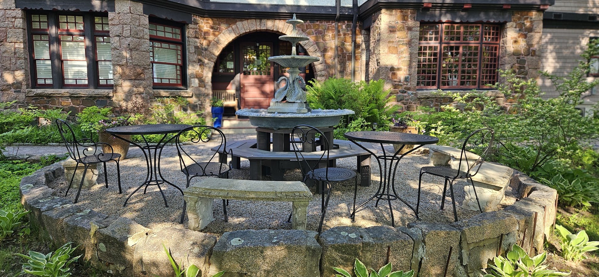 fountain and seating at Ullikana