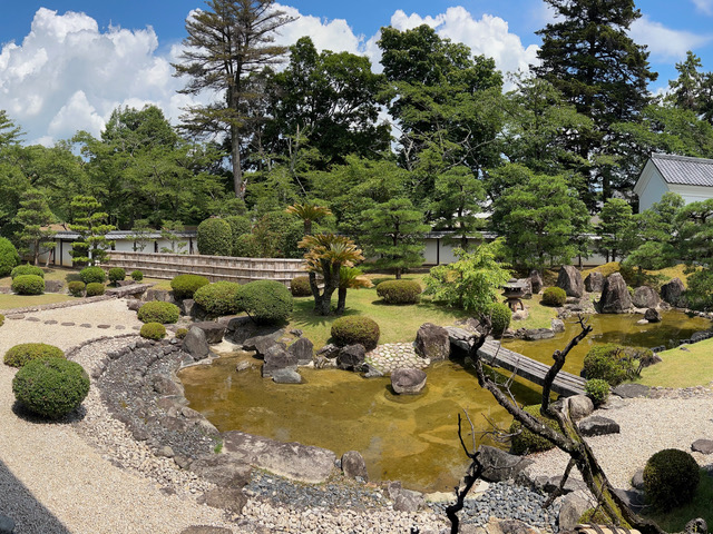 Hikone Castle grounds 