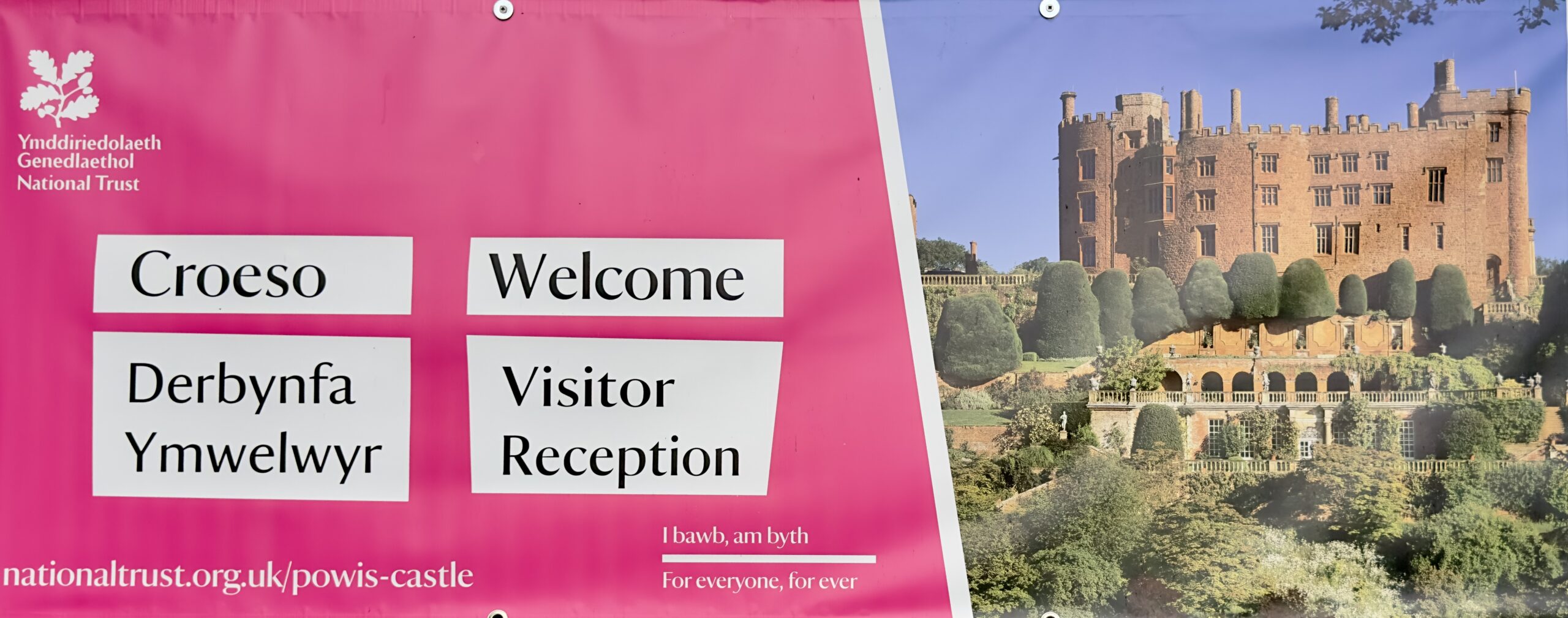 Welcome sign in Welsh and English