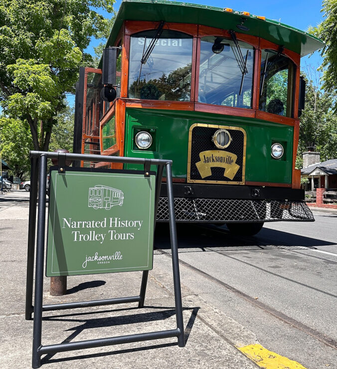 Jacksonville's History Trolley tours depart from the Visitor Information Center 
©Belita Paluay/Belitaspace.com