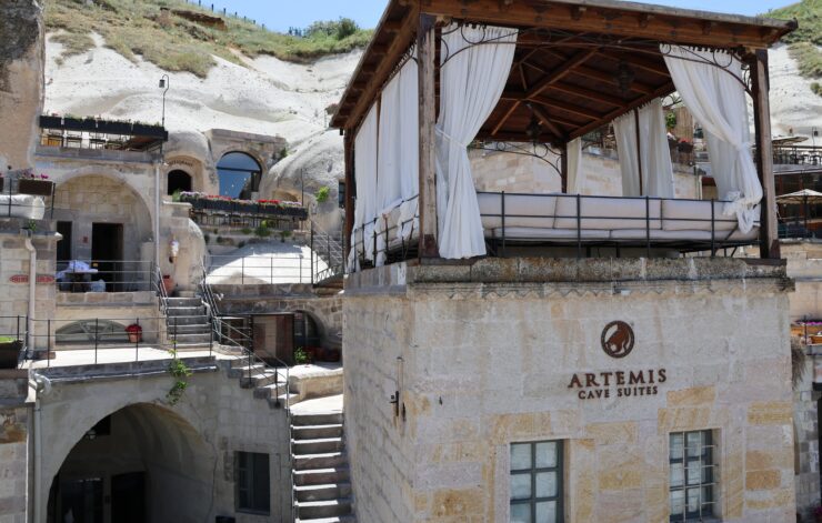 Artmeis Cave Suites © Joelle Machia