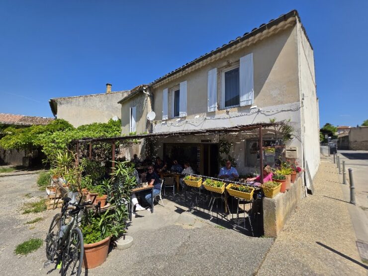 Mama restaurant in Maubec